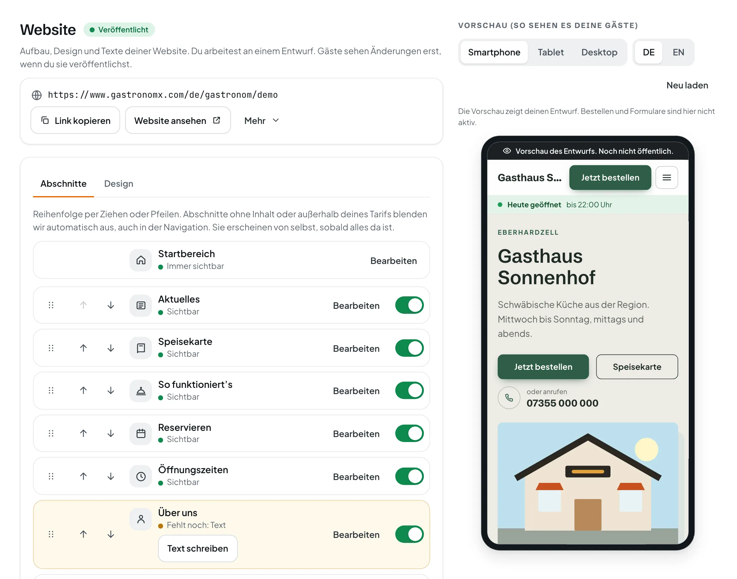 Website-Editor mit den Abschnitten der Onepage, einer davon noch ohne Text